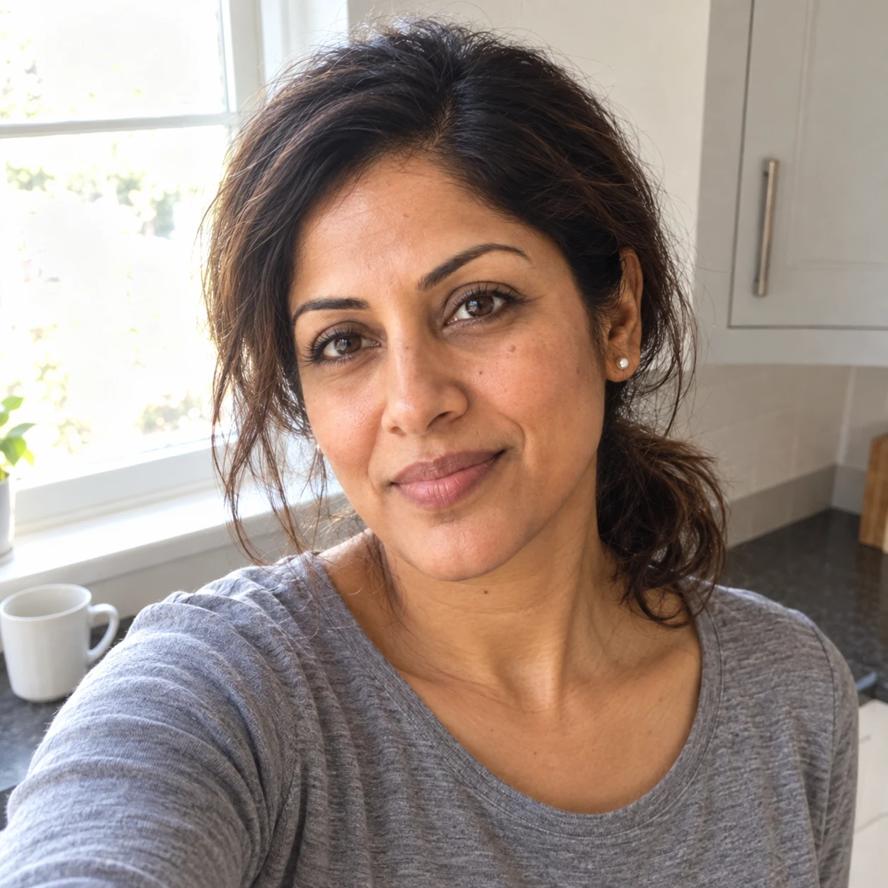 Aisha auf einem Alltagsfoto — fiktives KI-Beispiel.